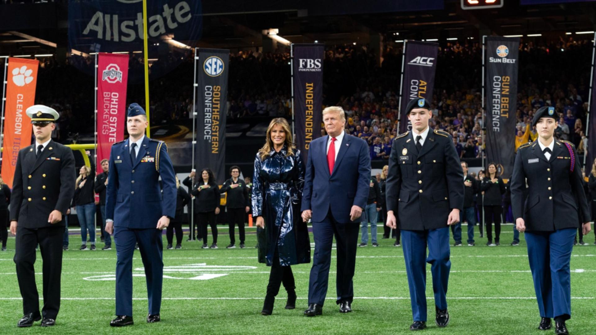 Donald și Melanie Trump la un meci de fotbal american (Profimedia)