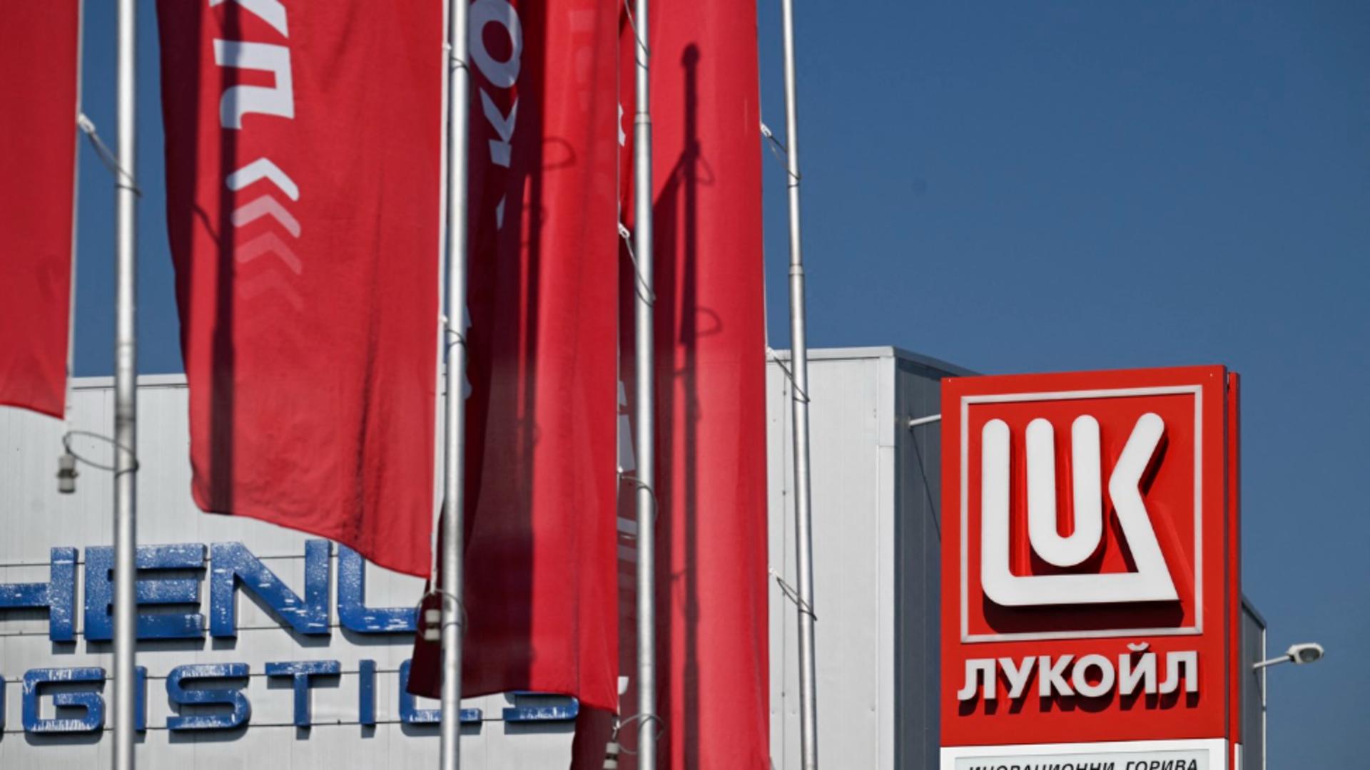 Co-proprietarul celui mai mare site porno din lume s-a oferit să cumpere activele Lukoil