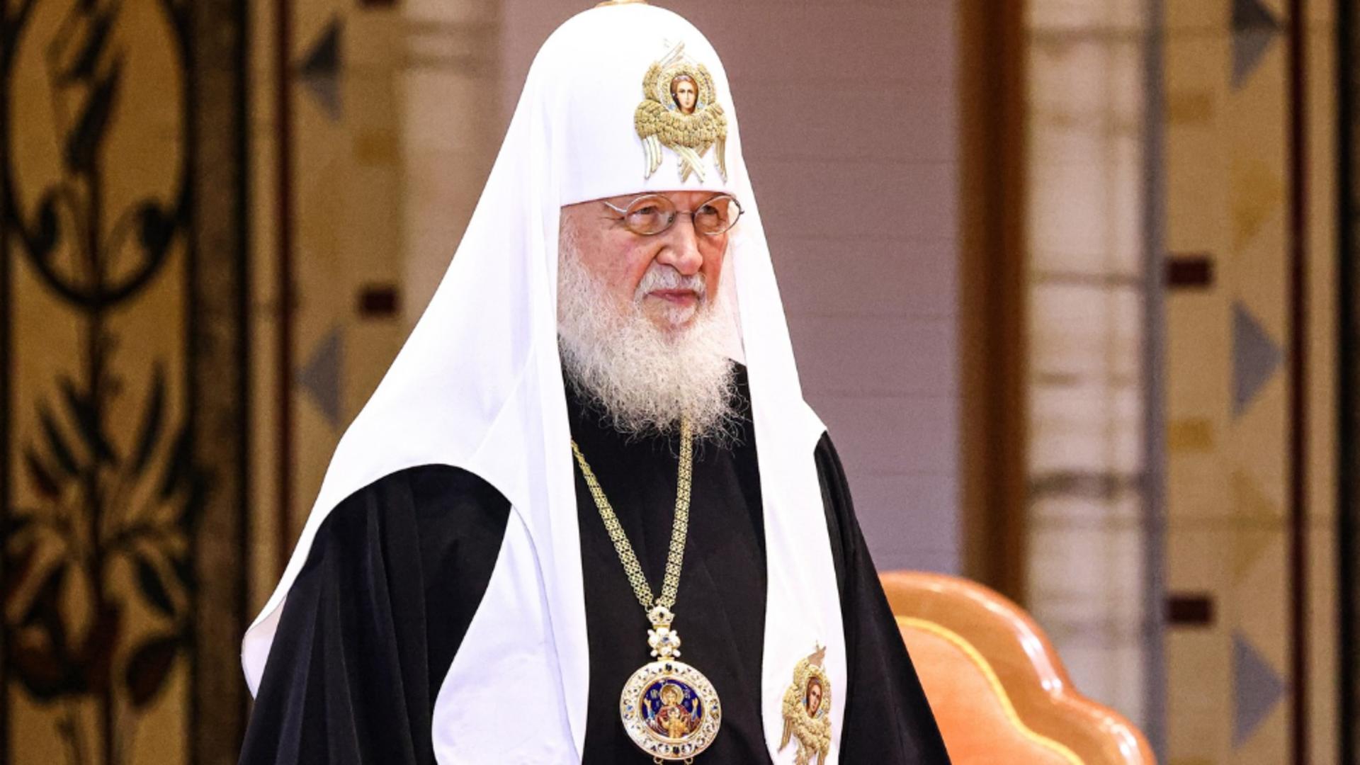 A fost descoperită amanta secretă a Patriarhului Kiril. „Verișoara îndepărtată” îl însoțește în deplasările externe și îi administrează averea