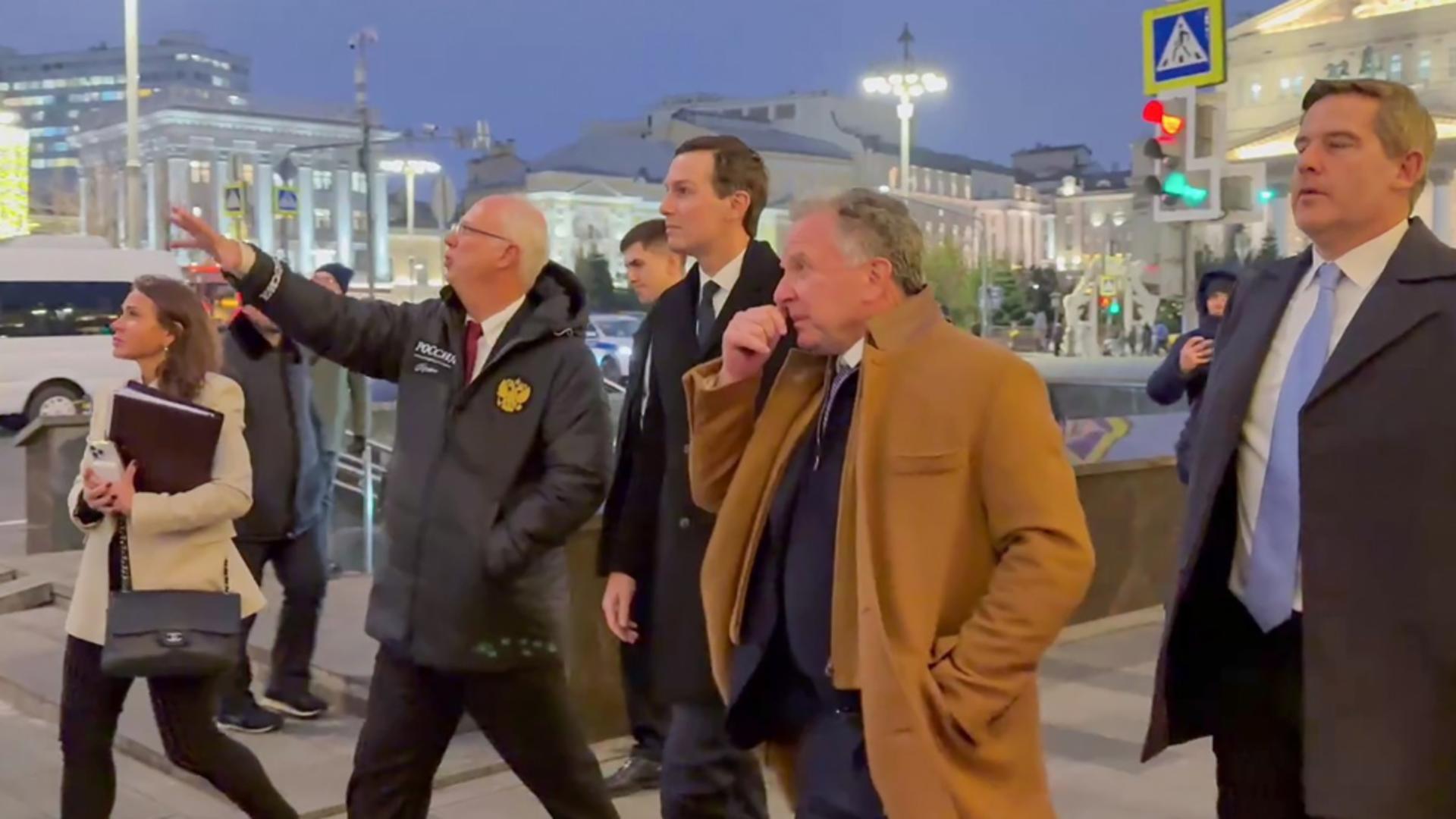 Steve Witkoff (palton maro) și ginerele lui Trump, Jared Kushner (stânga) - Profimedia