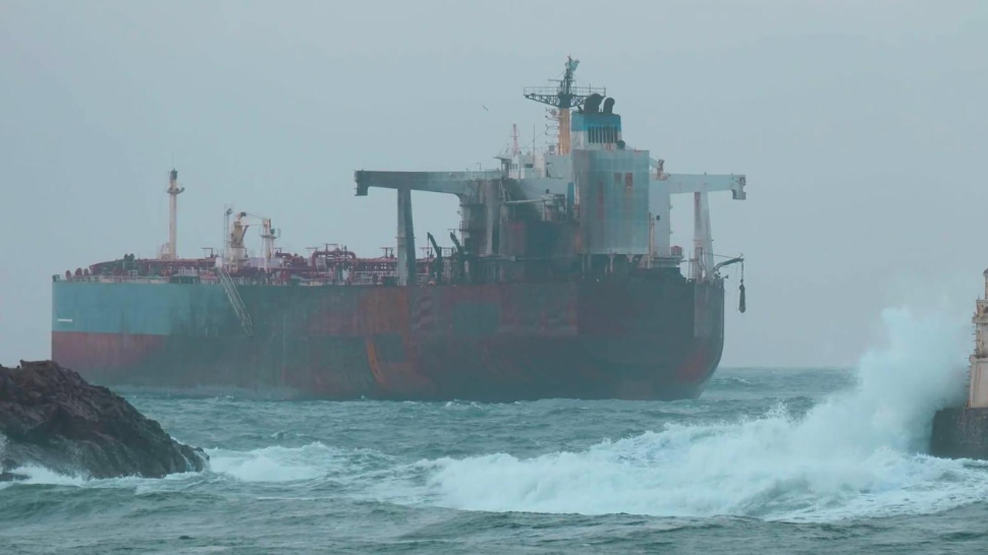 Ceartă pe petrolierul eșuat în Marea Neagră, parte din flota-fantomă a lui Putin. Bulgarii îi acuză pe turci: „Nu este normal”