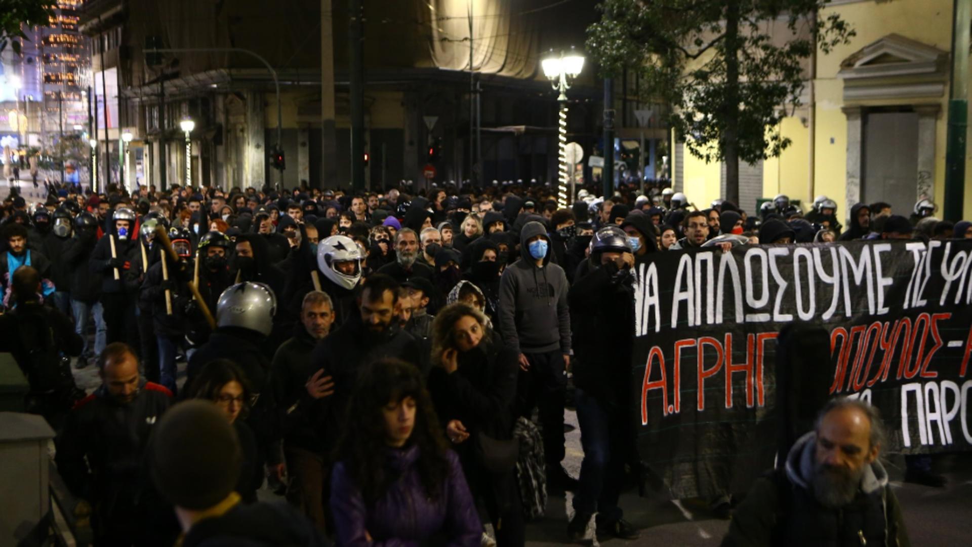 Bătăi și arestări la Atena la marșul de comemorare a uciderii adolescentului ucis de un polițist acum 17 ani