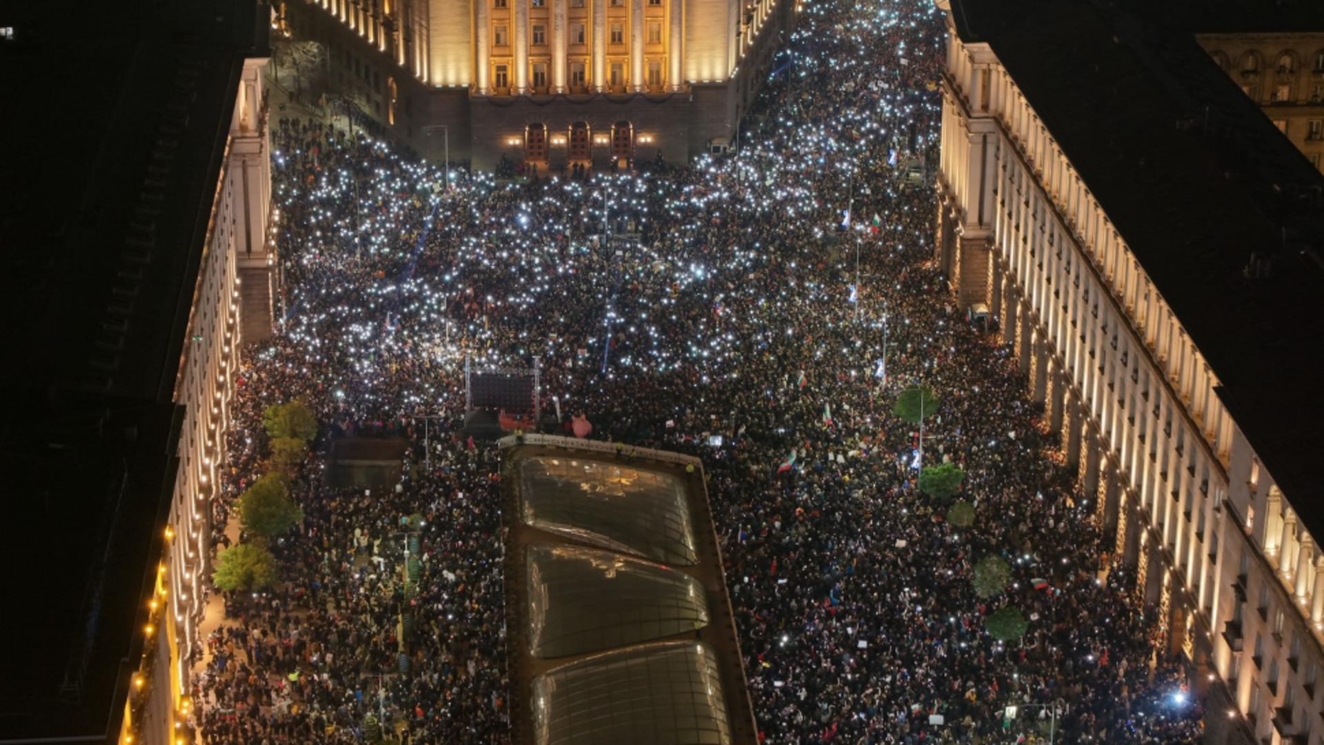 Bulgaria stă pe un butoi de pulbere. Zeci de miin de oameni nemulțumiți de măsurile fiscale cer, în stradă, demisia guvernului, - VIDEO