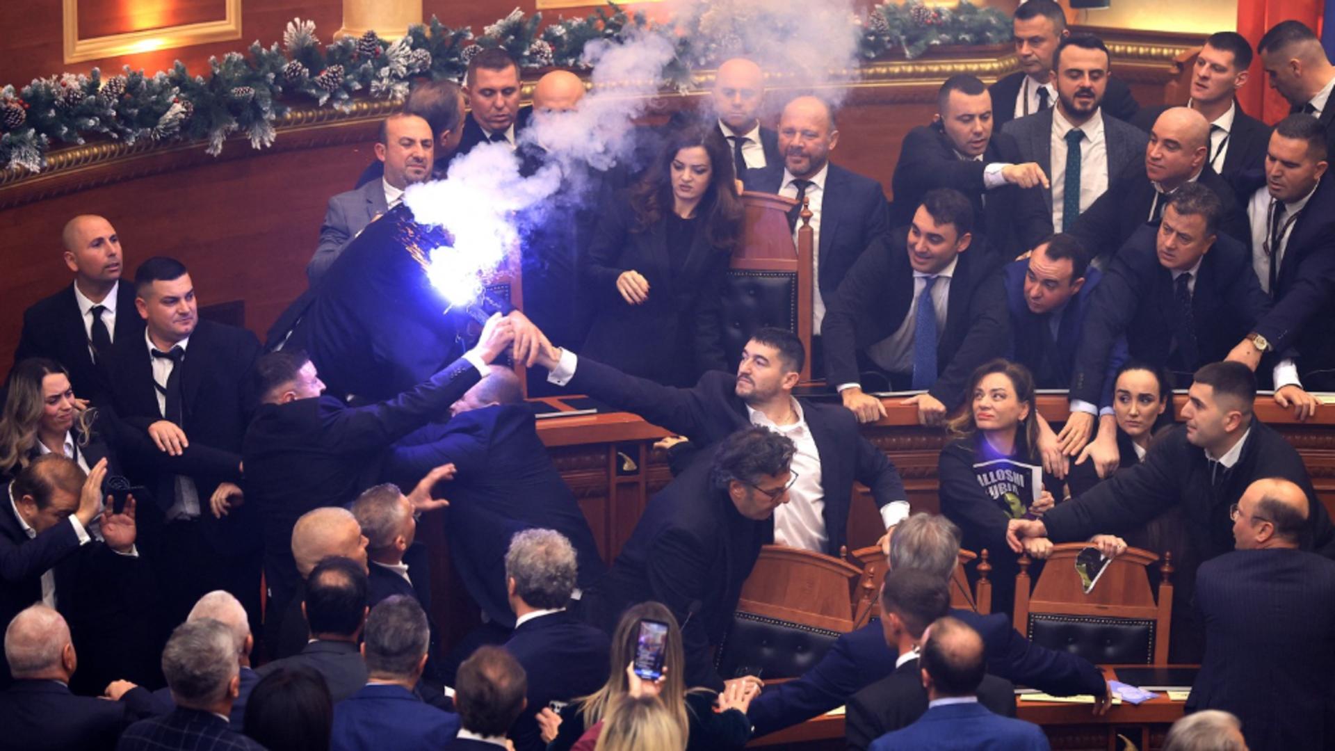 Pumni și torțe în Parlamentul Albaniei. Parlamentarii s-au încăierat din cauza premierului lui Coldea. Video