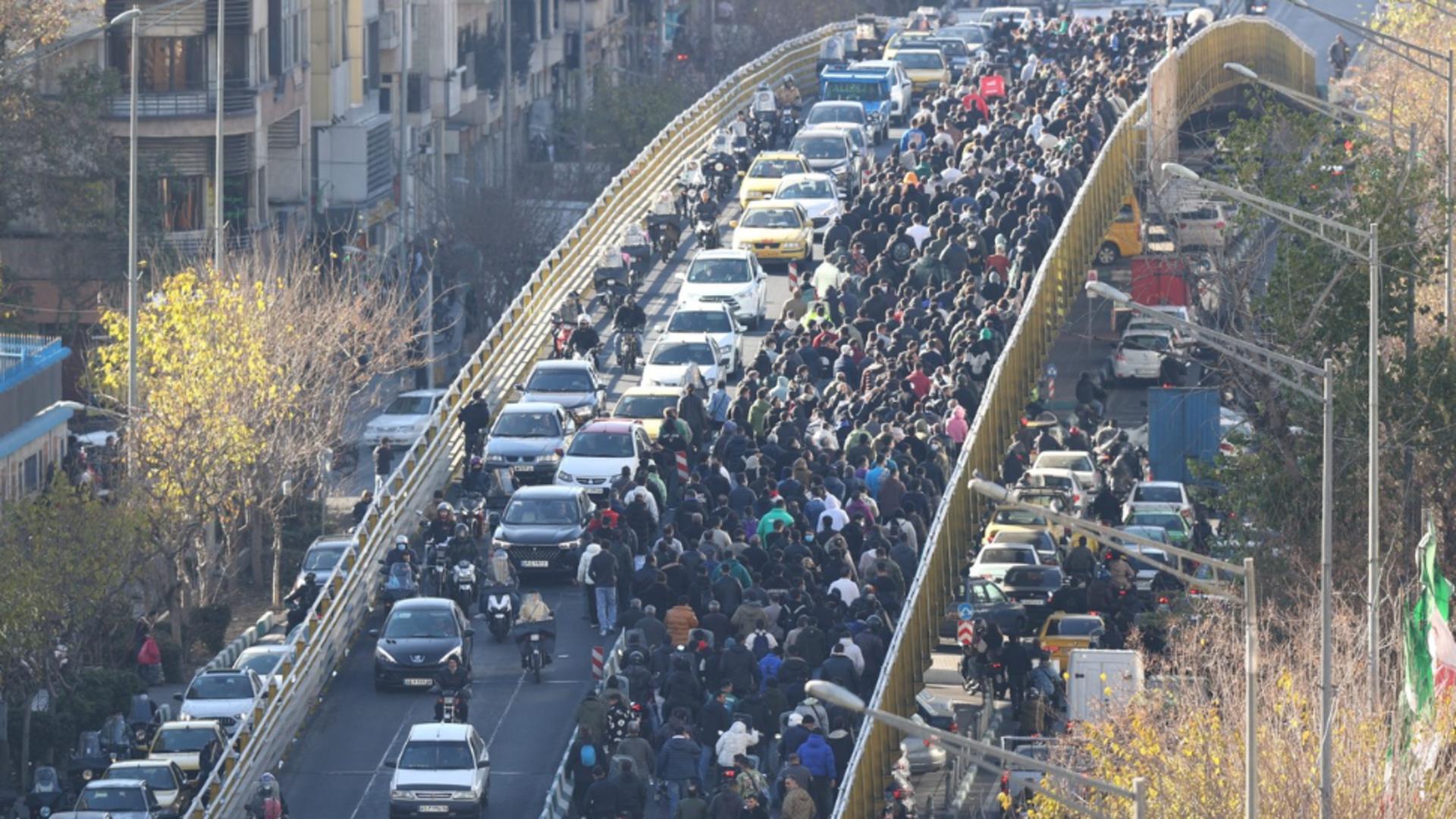 Iranul fierbe. Proteste masive și ciocniri cu forțele de ordine, după demisia guvernatorului băncii centrale