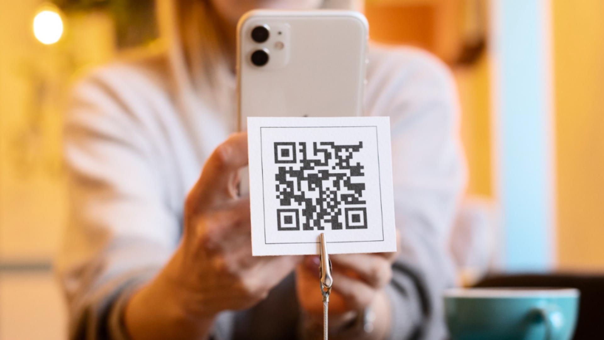 Escrocheriile cu coduri QR se extind în România. Metodele folosite de infractori și greșelile care pot costa scump