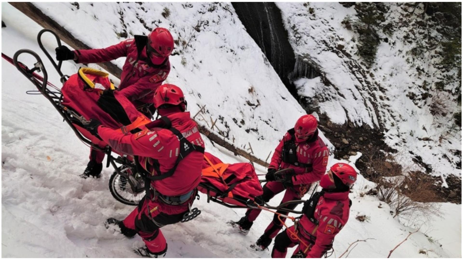 Misiune dificilă a salvamontiștilor în zona înaltă din Masivul Cehlău