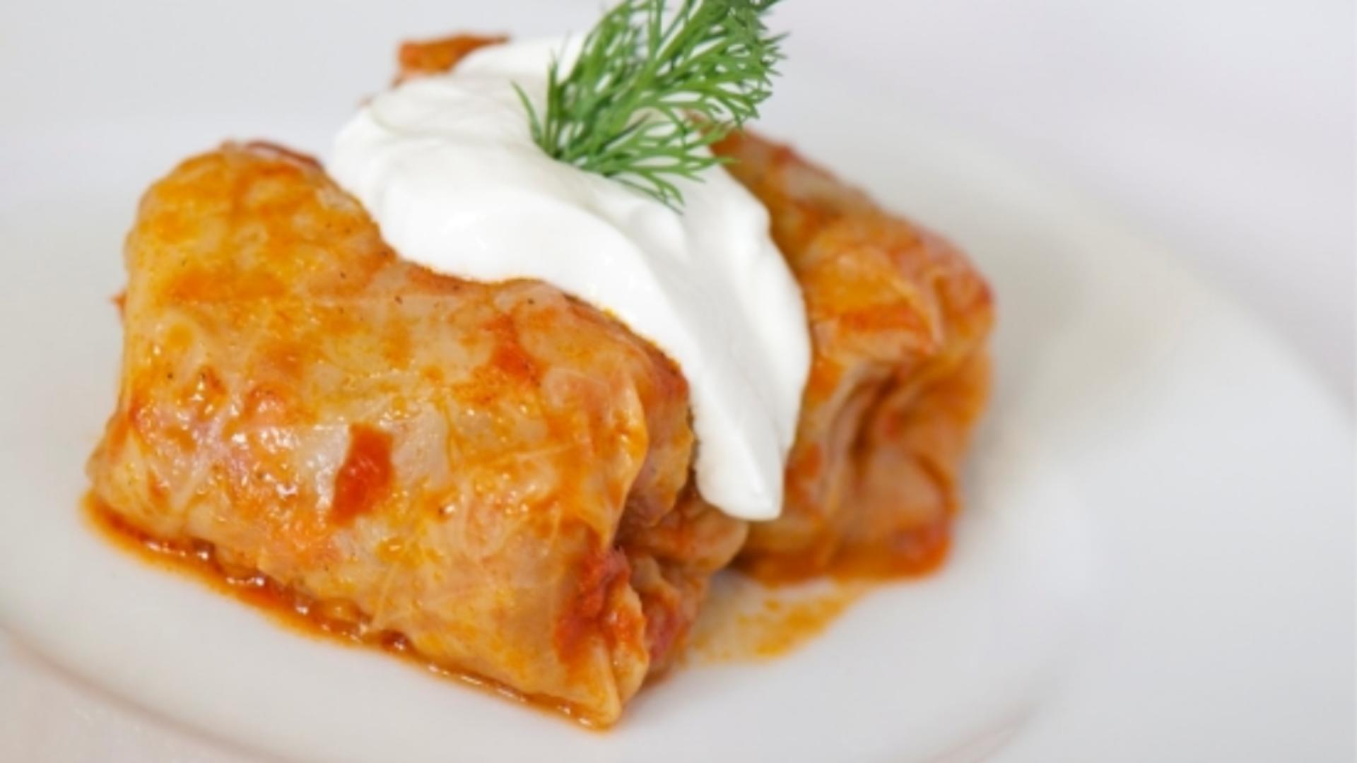 De ce recomandă nutriționiștii să nu mănânci sarmalele împreună cu smântâna. Combinația care vine cu multe complicații digestive