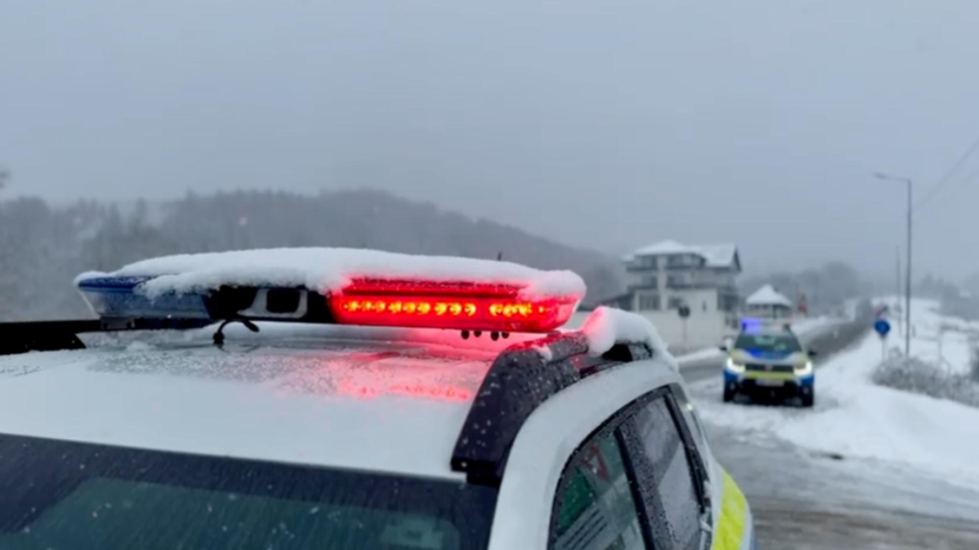 Circulație îngreunată pe Transalpina din cauza ninsorii. Acces restricționat temporar pentru șoferii nepregătiți – VIDEO