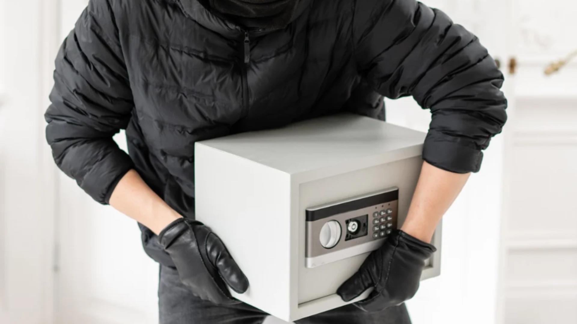 A intrat într-o locuință din Cluj și a plecat cu un seif plin de bani