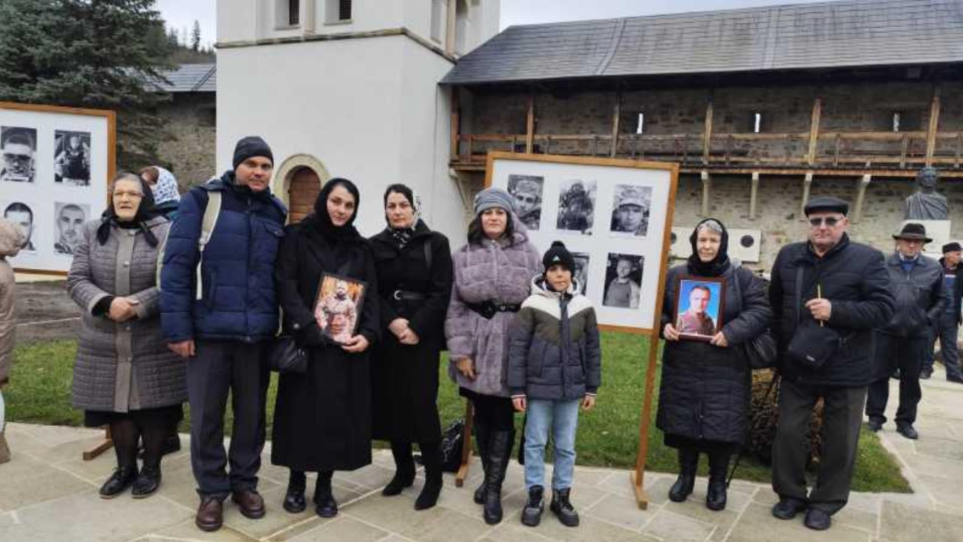 Românii din Ucraina căzuți pe front, pomeniți într-o slujbă emoționantă la Mănăstirea Putna