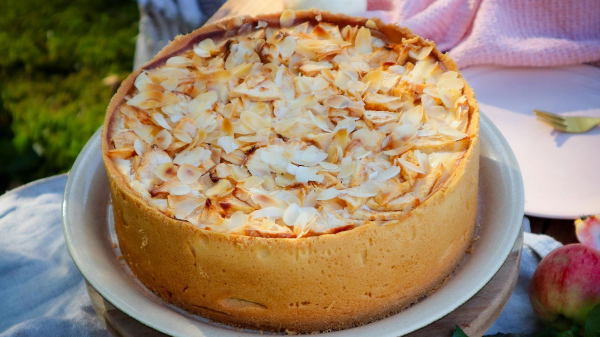 Tort festiv cu mere si cremă de zahăr ars. Ideal pentru masa de Revelion