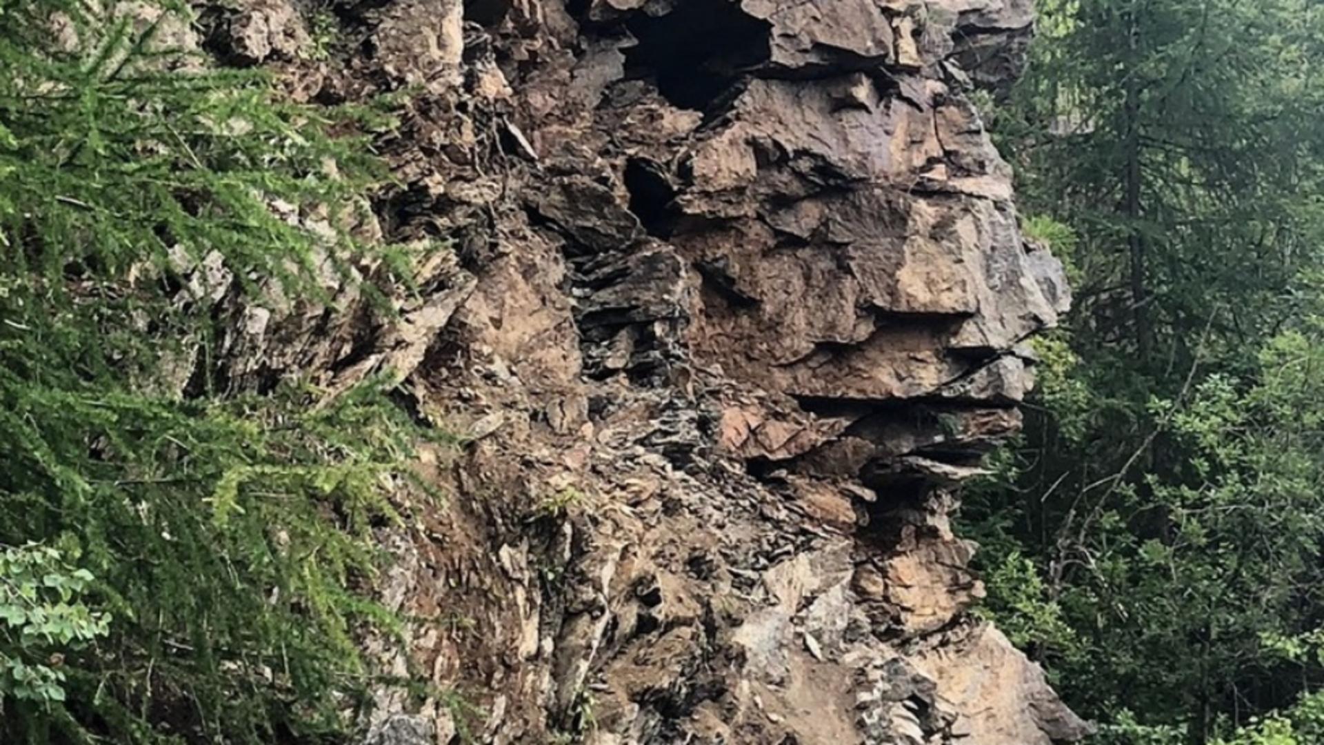 Circulație oprită pe Transfăgărășan, în zona Arefu, după prăbușirea unor pietre pe carosabil