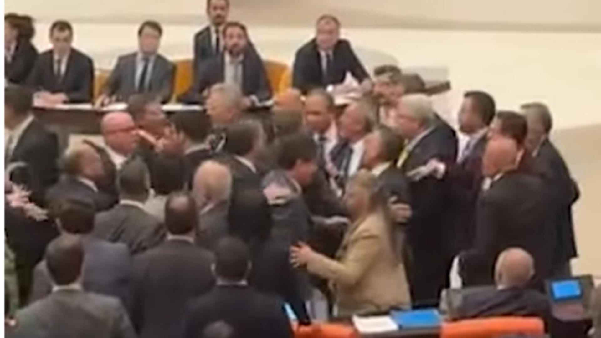 Bătaie în Parlamentul Turciei: lovituri, îmbrânceli și parlamentari bruscați în timpul ședinței. VIDEO