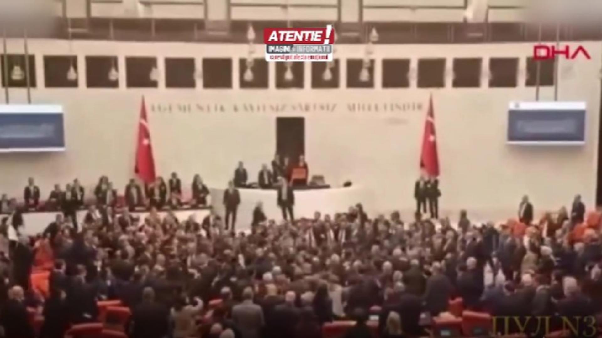 Scandal monstru în Parlament: deputații din Turcia s-au luat la bătaie