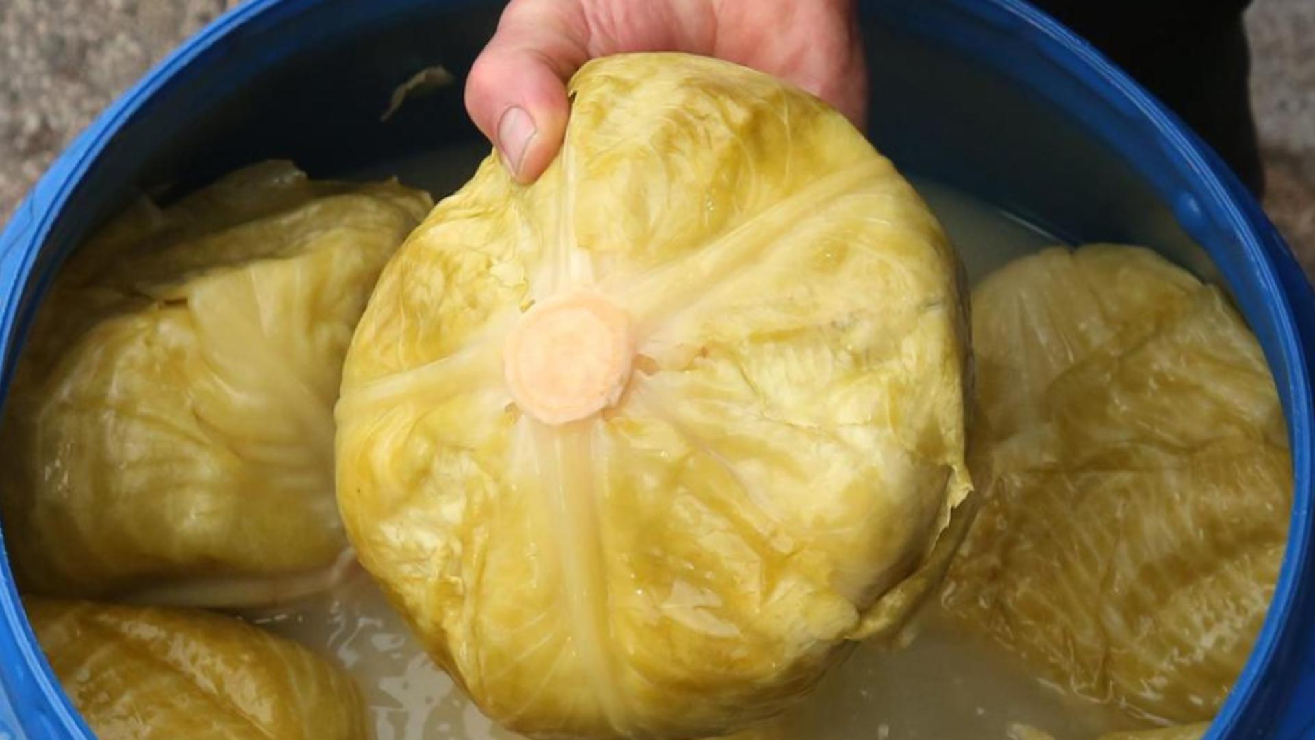 Motivul pentru care nu se acrește varza. Greșeala pe care majoritatea gospodinelor o fac