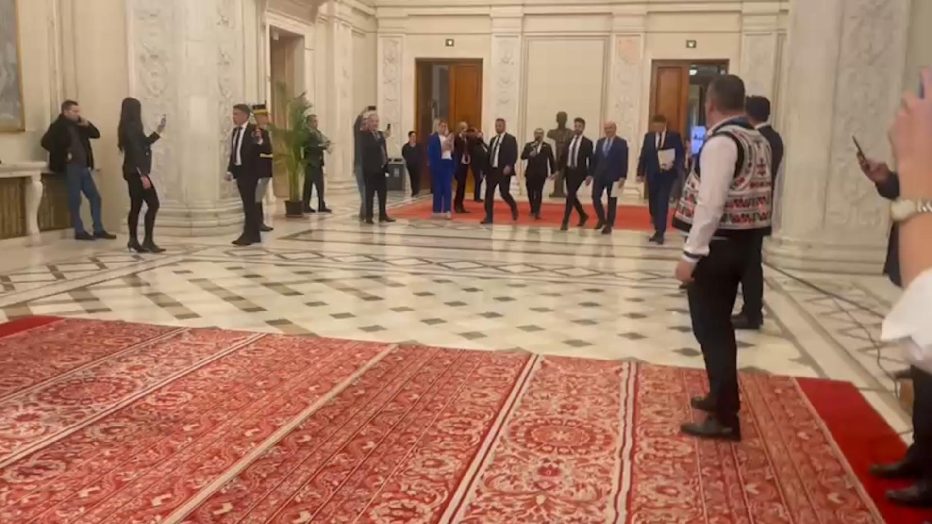 Bolojan sfidează nemulțumirile românilor. Premierul sărăciei fuge de întrebările presei, protejat de patru SPP-iști – VIDEO