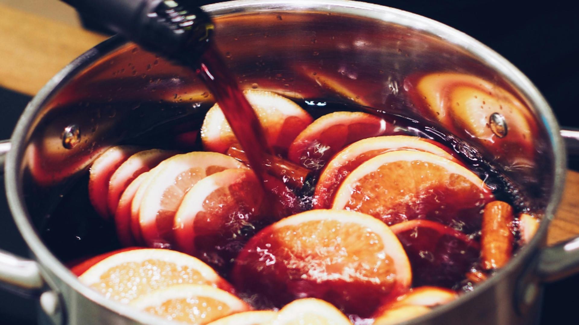 Beneficiile pe care le are vinul fiert. Cât de sănătoasă este această băutură