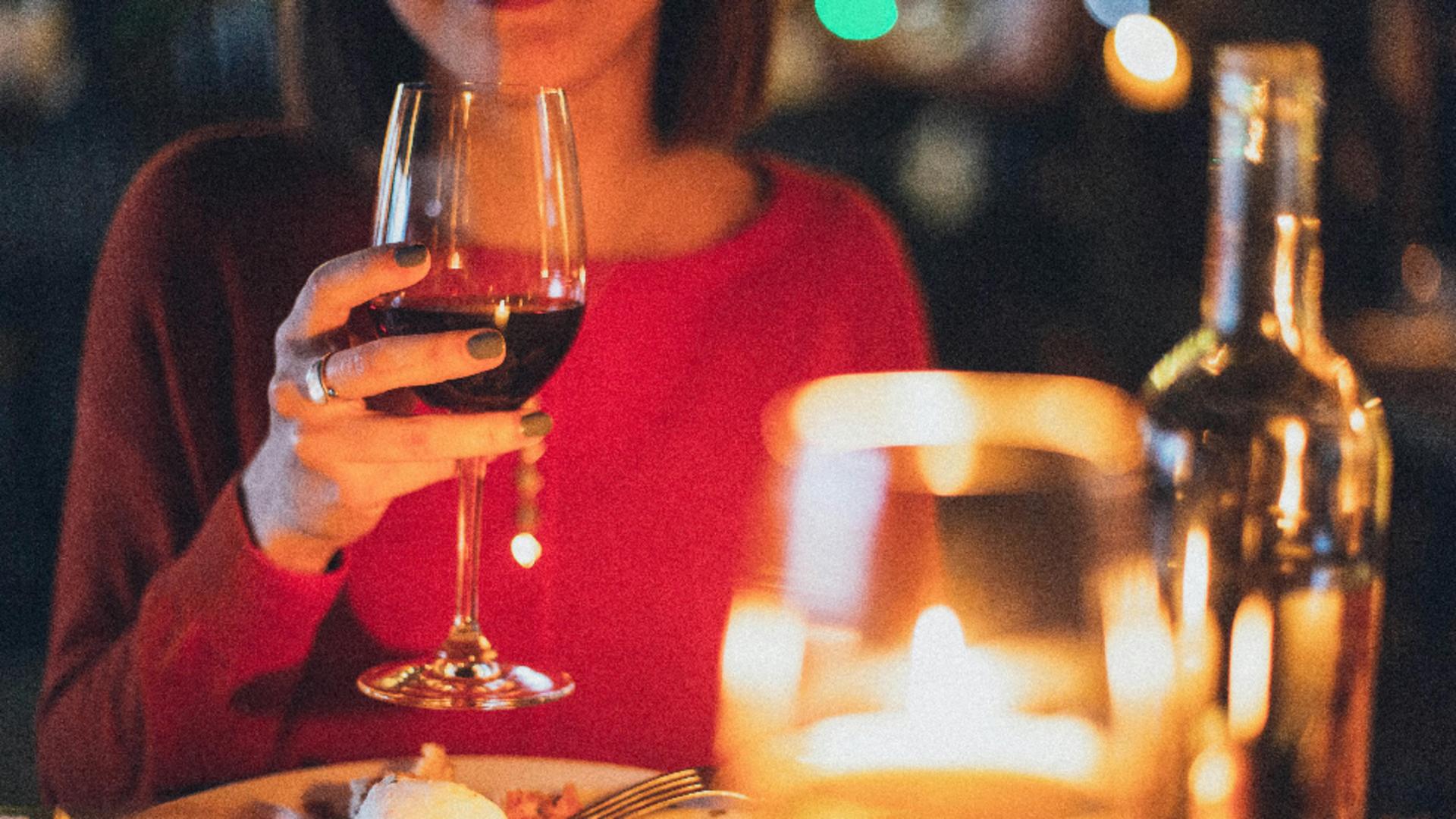 Ce se întâmplă în corpul nostru dacă bem zilnic un pahar cu vin. Ce spun cercetătorii