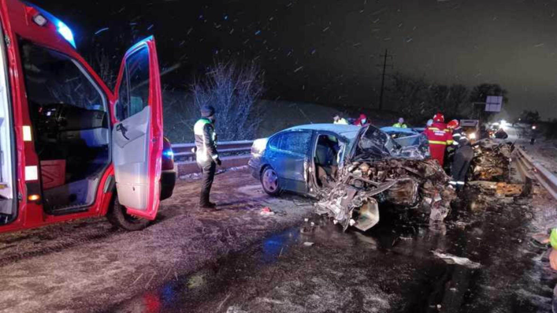 Tragedie în Ajun de Crăciun: un mort și trei răniți după un accident între două mașini