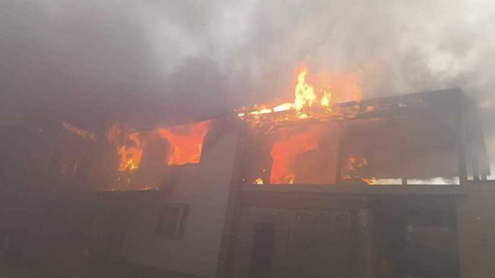 Incendiu de amploare în Bistriţa-Năsăud: două locuinţe au fost afectate