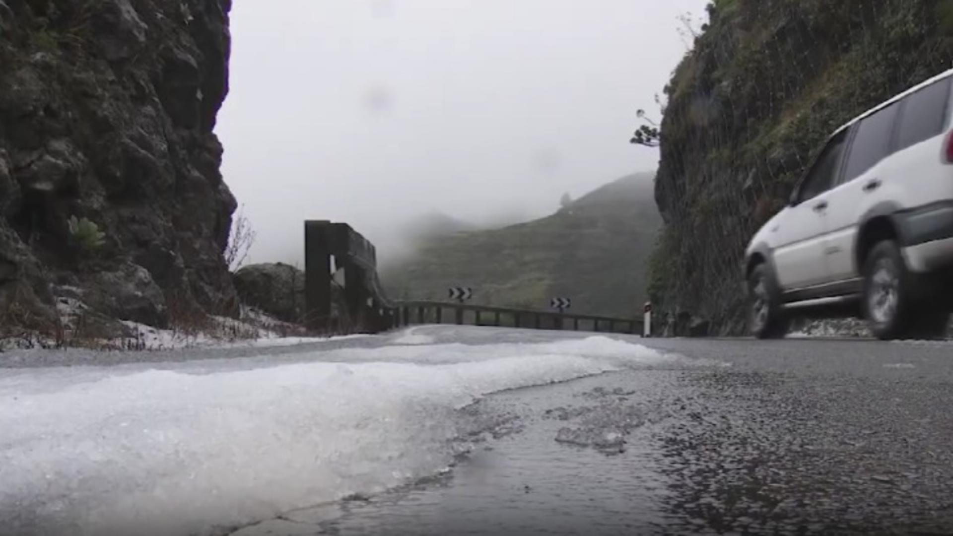 Furtuna Emilia a făcut dezastru! Zăpadă în Tenerife: drumuri înghețate și copaci doborâți