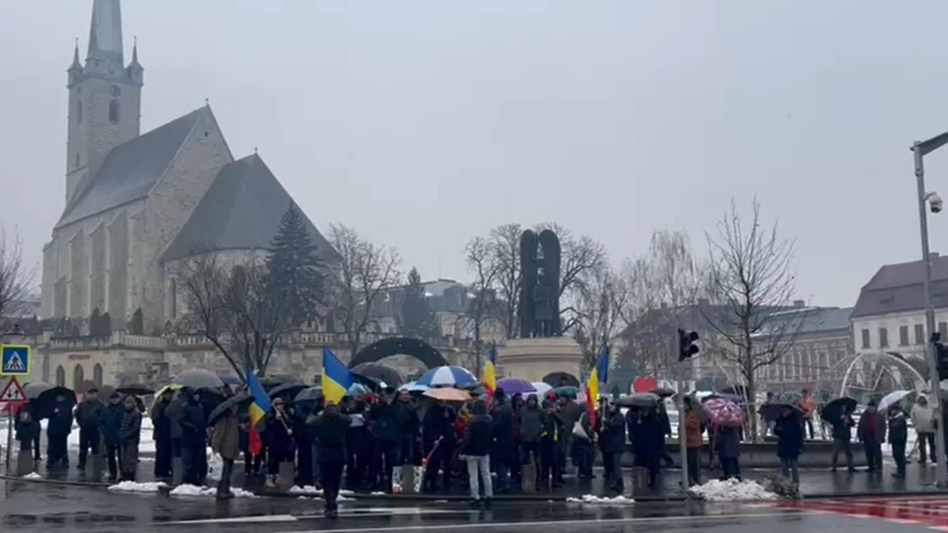 Proteste în Deja față de austeritatea Guvernului Bolojan: taxele mărite i-au scos pe oameni în stradă/ Captură video 
