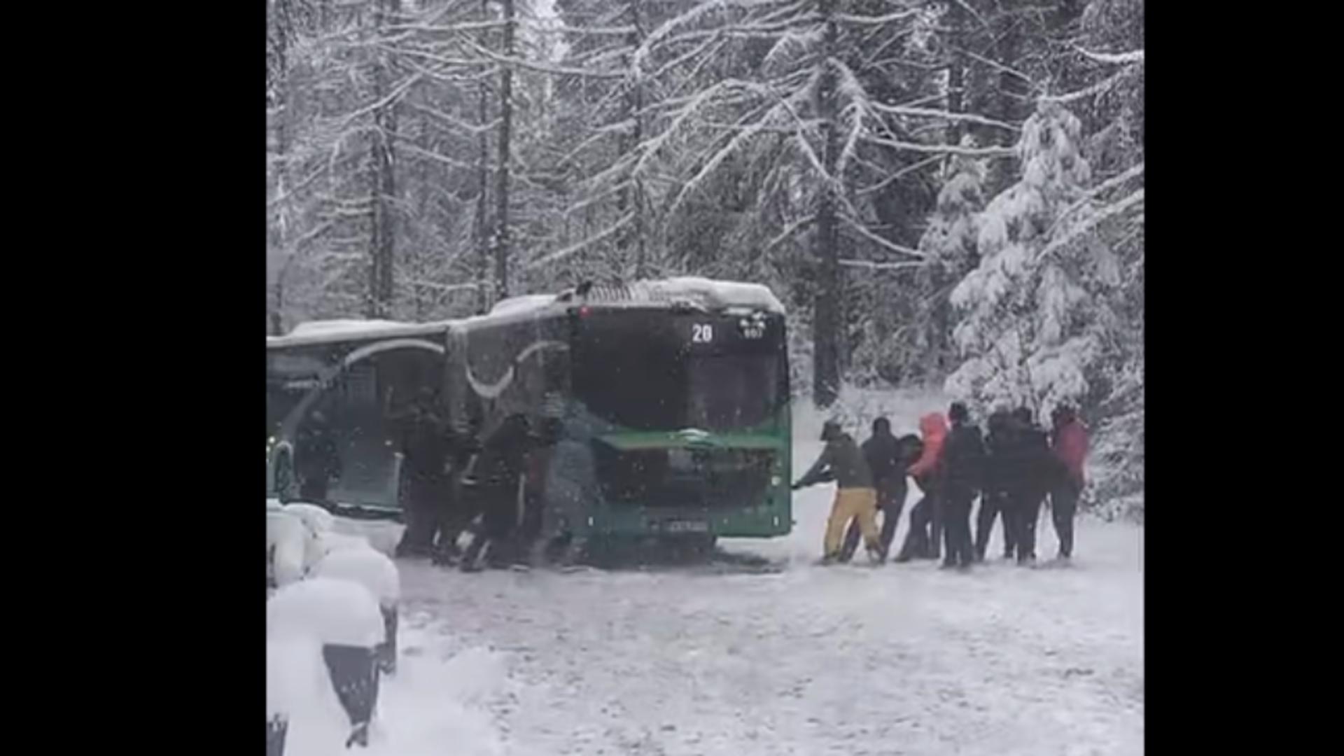 Zăpada dă peste cap traficul, la Brașov: autobuz împotmolit pe drumul spre Poiană/ Captură video