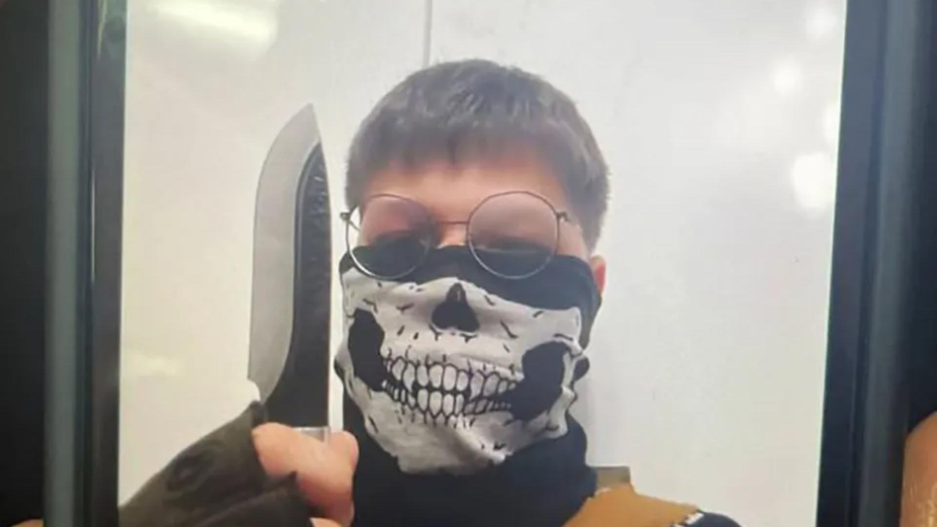 Adolescentul s-a fotografiat înainte de atac