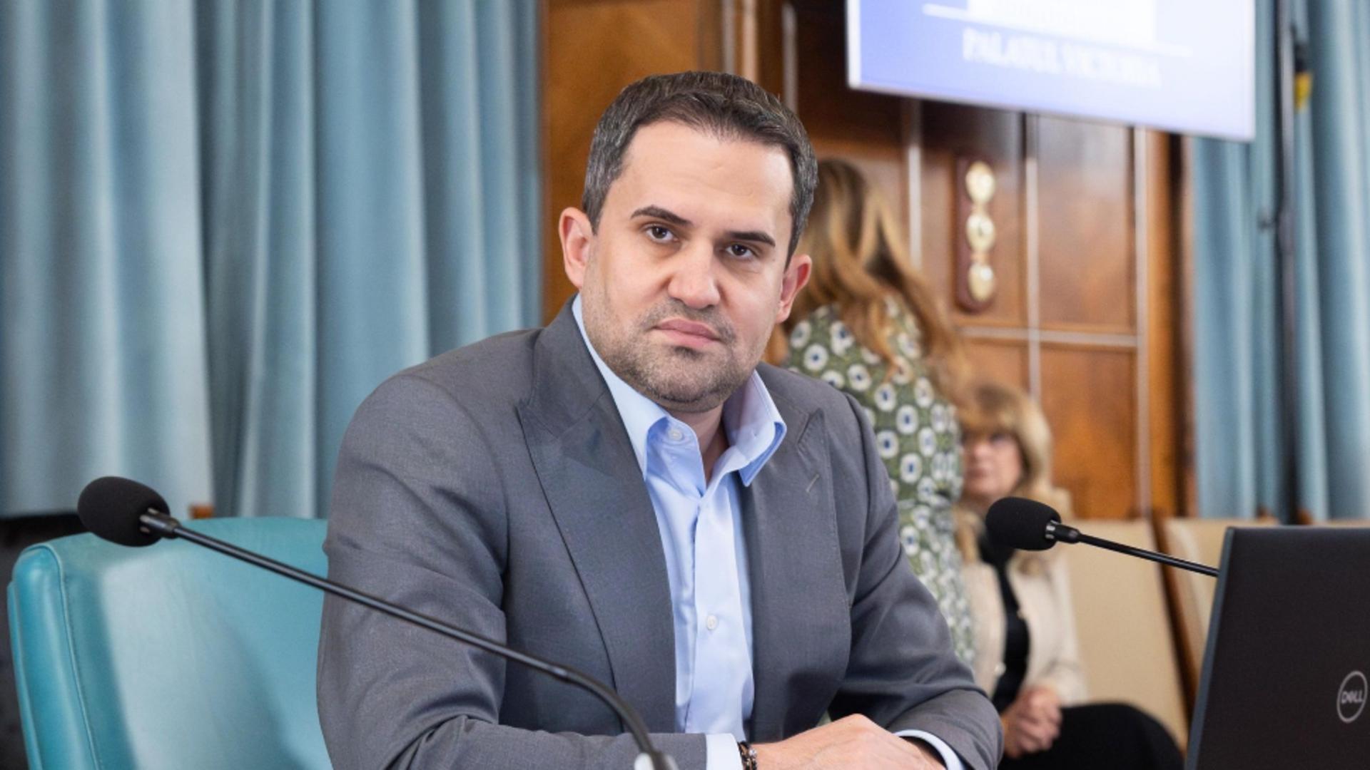 Ministrul Transporturilor îl pune la zid pe Ilie Bolojan.