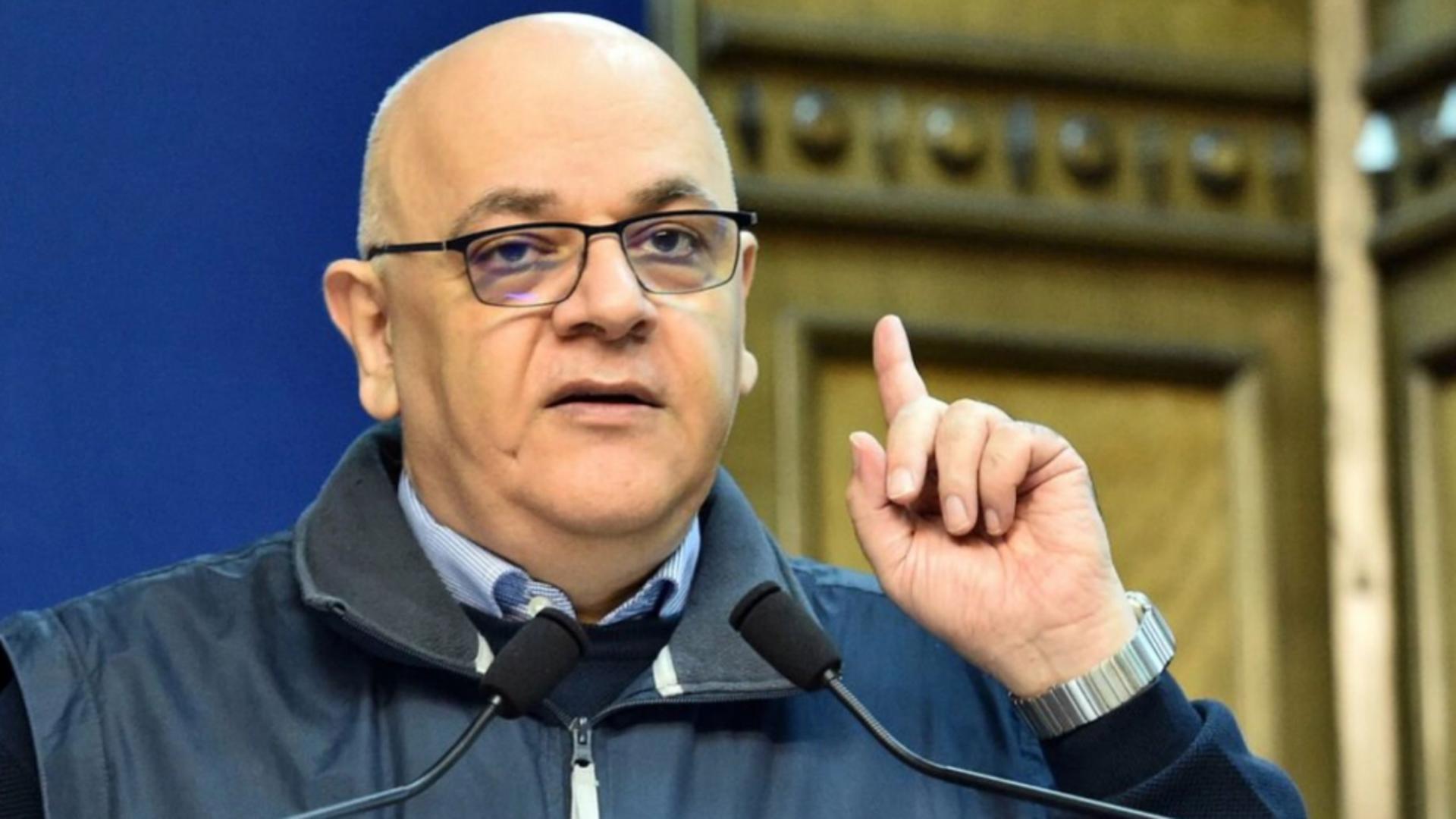 Raed Arafat, în urma ședinței de la MAI, în Ajun de Bobotează: „10.000 de persoane nu au curent electric din cauza condiţiilor meteo”