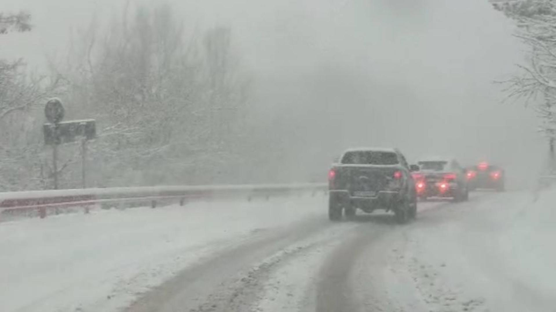 Restricții de trafic pe DN6 din cauza ninsorilor. Drumuri cu zăpadă în 14 județe și polei în Brăila: recomandările Poliției/ Meteoplus