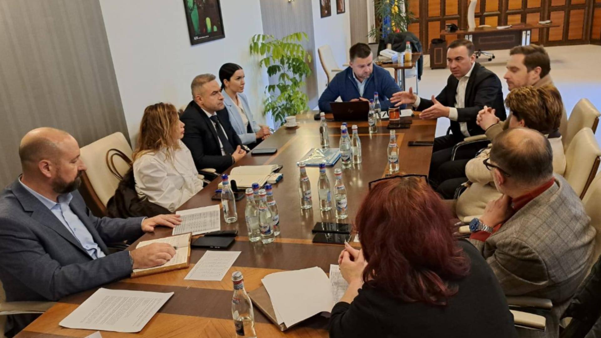 Soluții de urgență pentru apa caldă și căldura din București. Ciprian Ciucu și ministrul Energiei, întâlnire pentru remedierea problemelor