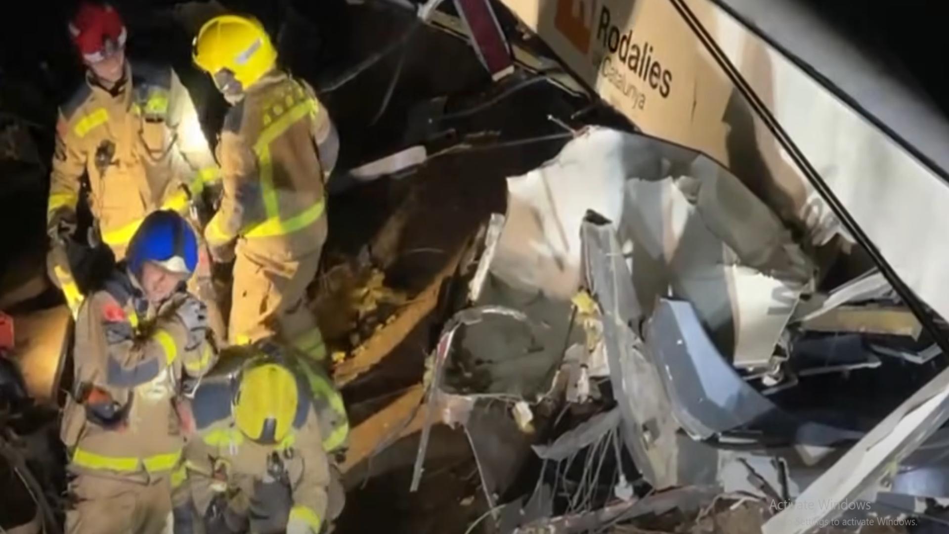 Un tren de navetiști a deraiat marți seara lângă Barcelona. În urma accidentului, un om a murit, iar alte 37 au fost rănite (foto: El Pais)