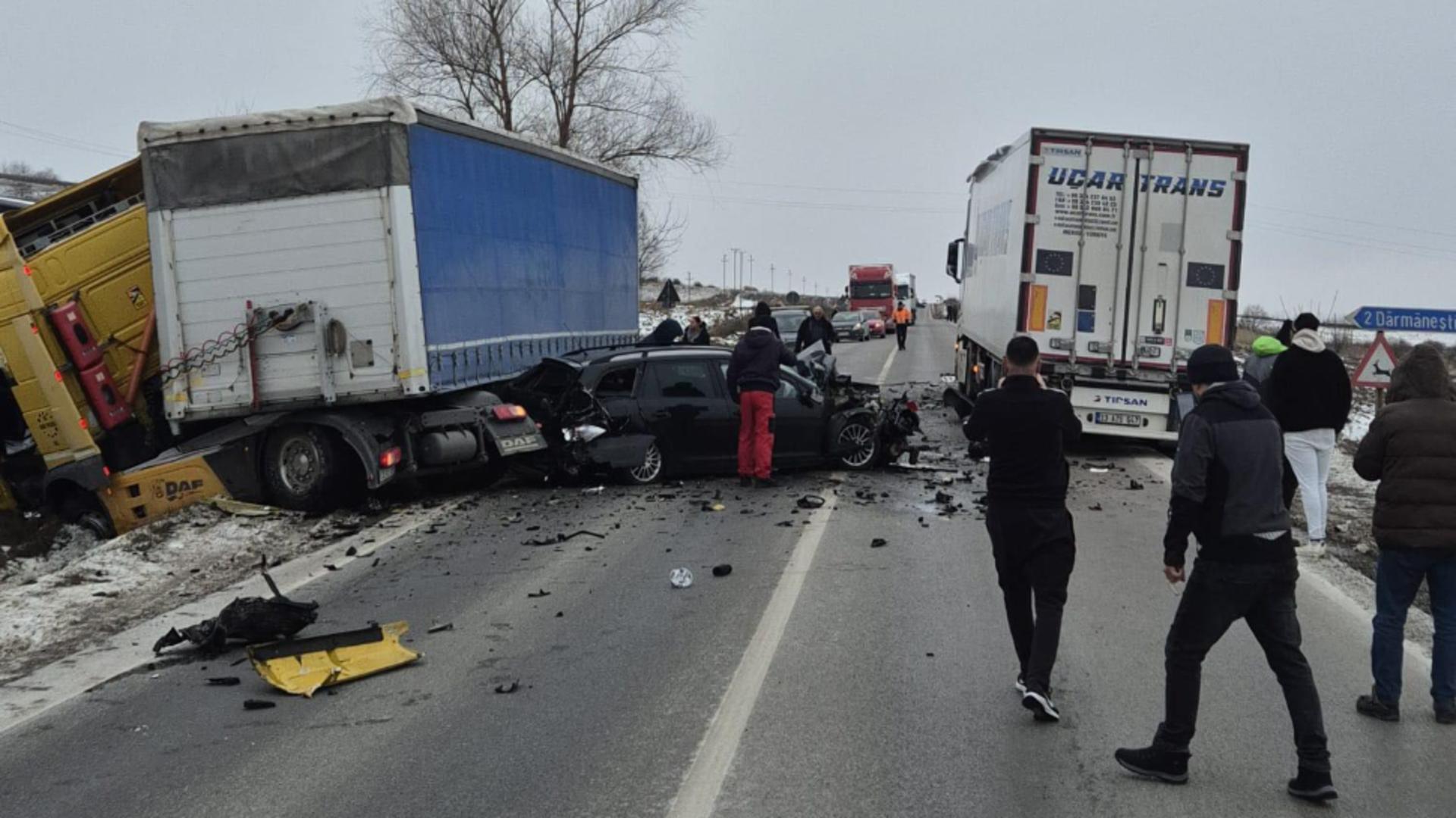 Impact violent pe DN2, la Dărmănești: două victime după un accident rutier. Trafic paralizat