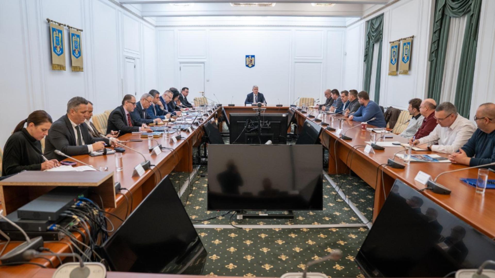 Incertitudine la MAI privind creșterea vârstei de pensionare. Predoiu dă asigurări, sindicatele rămân sceptice