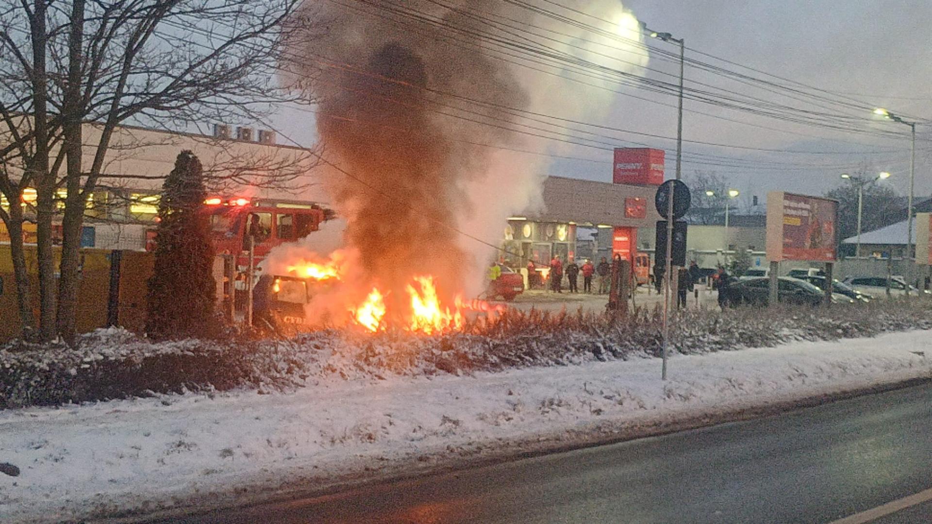 Mașină în flăcări în parcarea unui supermarket din Corbeanca: autoturismul a aras ca o torță FOTO&VIDEO
