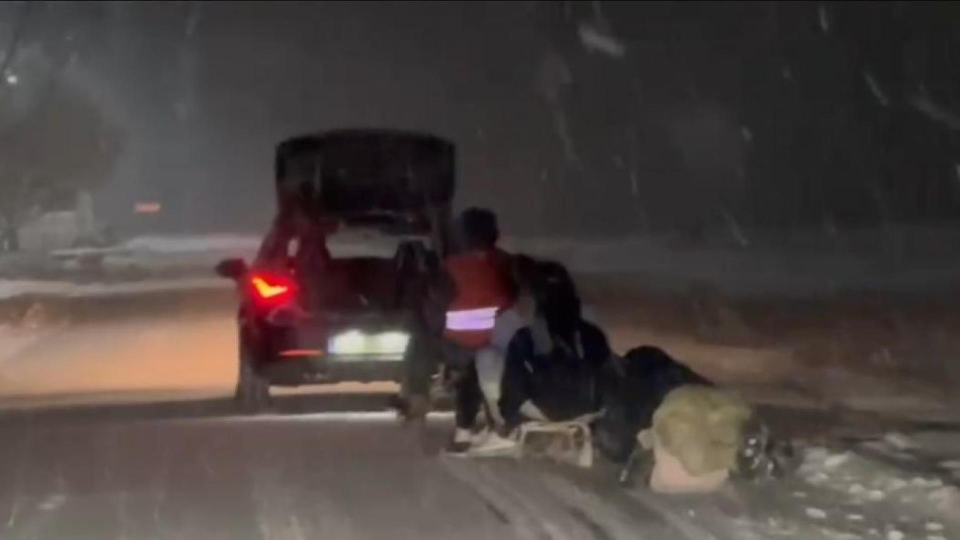 Un adolescent de 17 ani a murit după ce sania trasă de o mașină a lovit un cap de pod - FOTO