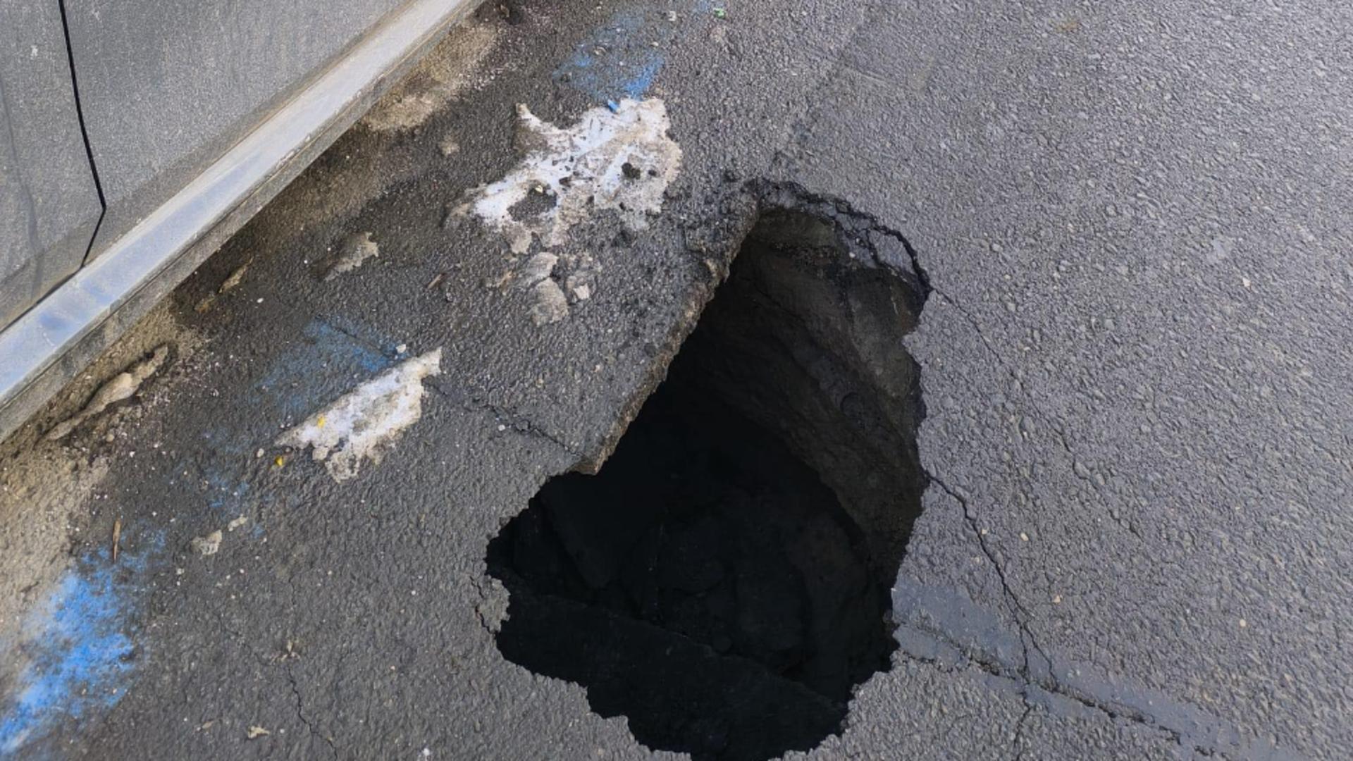 Atenție șoferi! Carosabil surpat pe strada Făinari din Capitală: Poliția Rutieră recomandă prudență/ Foto: Facebook