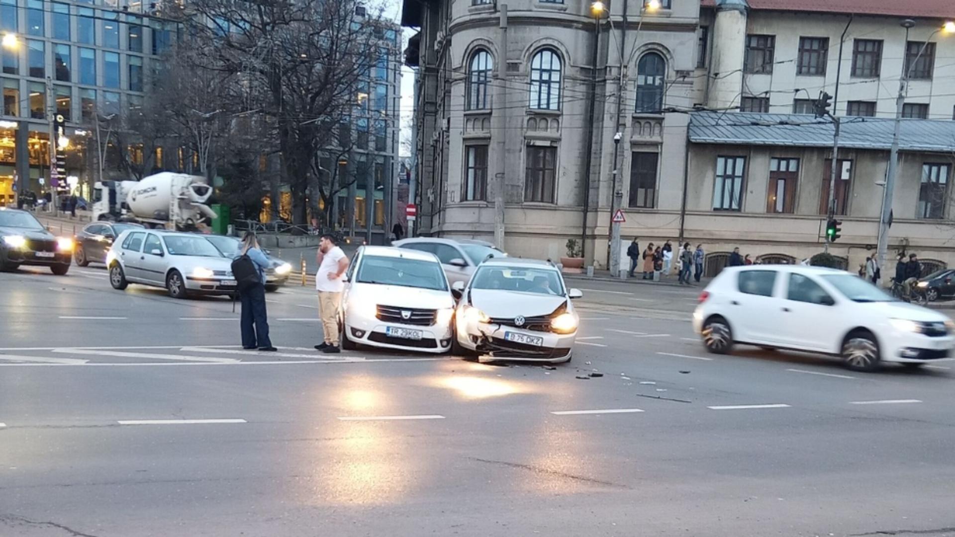 Accident în Capitală. Două autoturisme s-au ciocnit. Traficul îngreunat temporar în zonă (foto: Facebook @Info Trafic București și Ilfov)