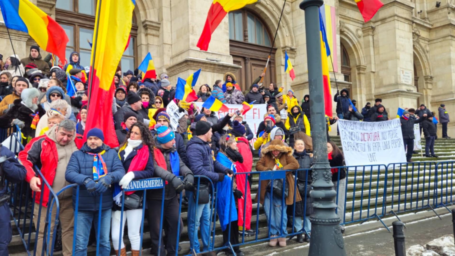 Numeroși susținători l-au așteptat pe Călin Georgescu