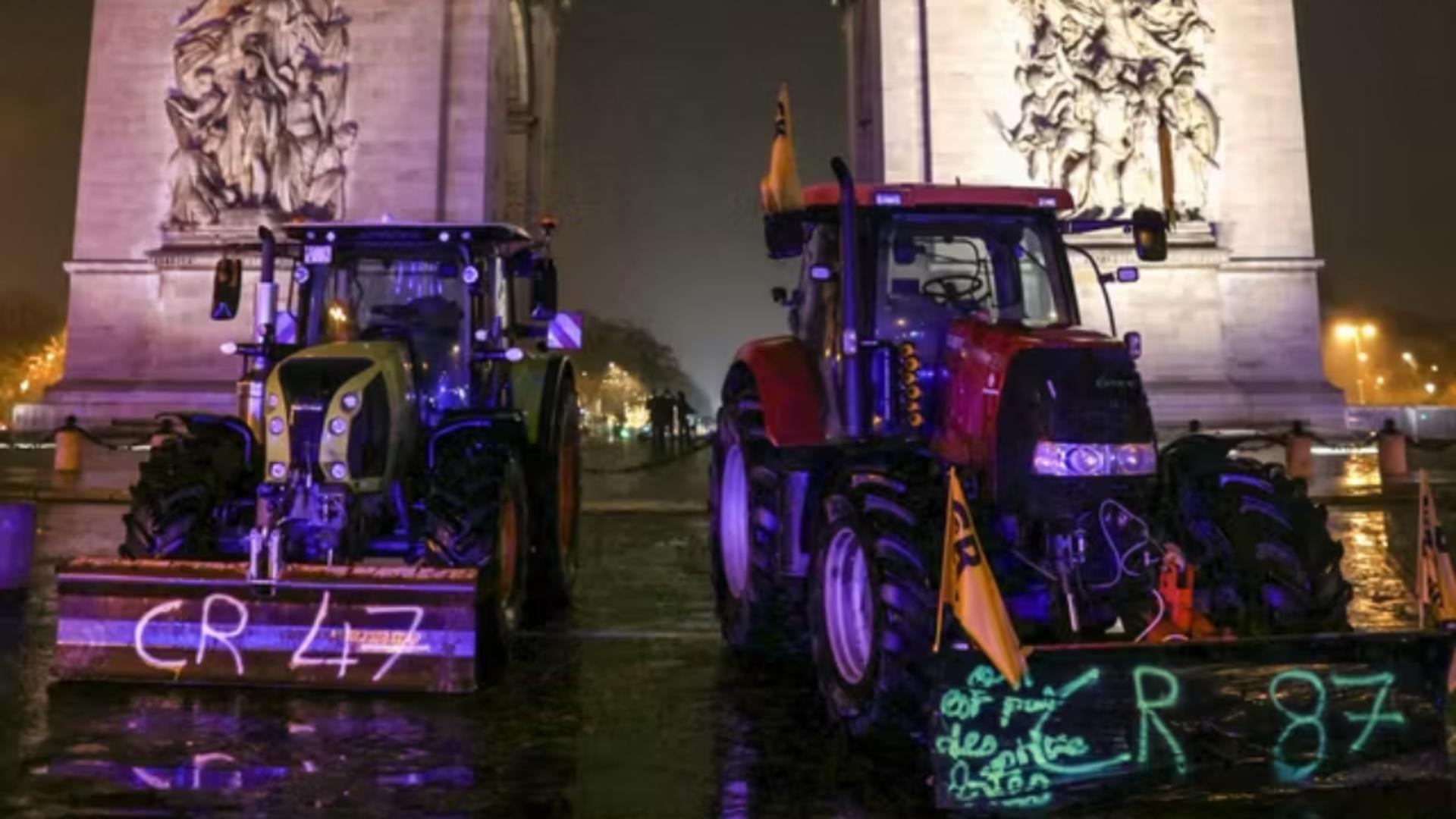 Proteste masive ale agricultorilor în Franța: zeci de tractoare sunt la Turnul Eiffel și Arcul de Triumf din Paris - FOTO