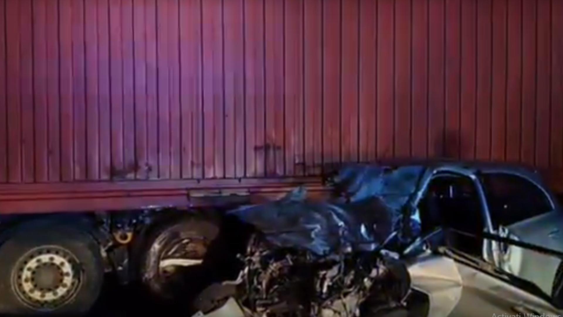 UPDATE: Accident cu victime pe A1, între Deva - Sibiu. O persoană a murit şi două au fost rănite, printre care un copil de 6 ani. Traficul a fost deviat - VIDEO