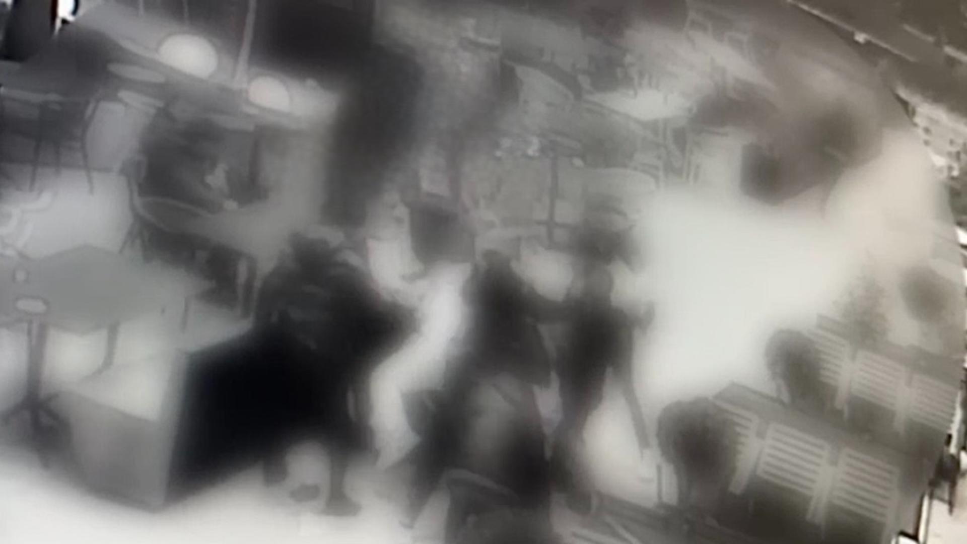 Bătaie ca în filme într-un mall din Pitești. Mai mulți tineri s-au atacat în văzul tuturor. Sursa: Ziarulargesul.ro.