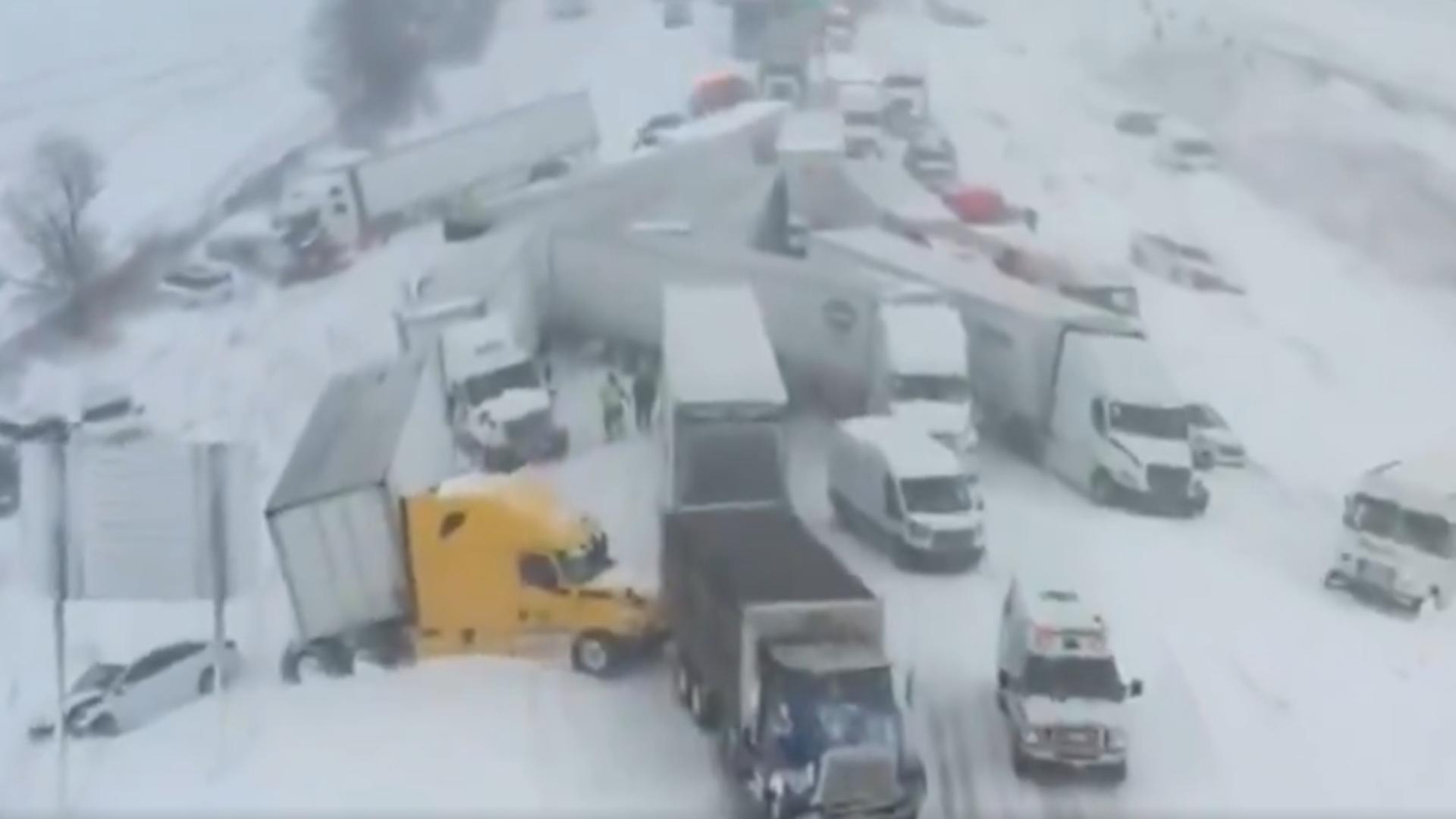 Carambol cu 100 de mașini în Michigan. Furtuna de iarnă face ravagii.