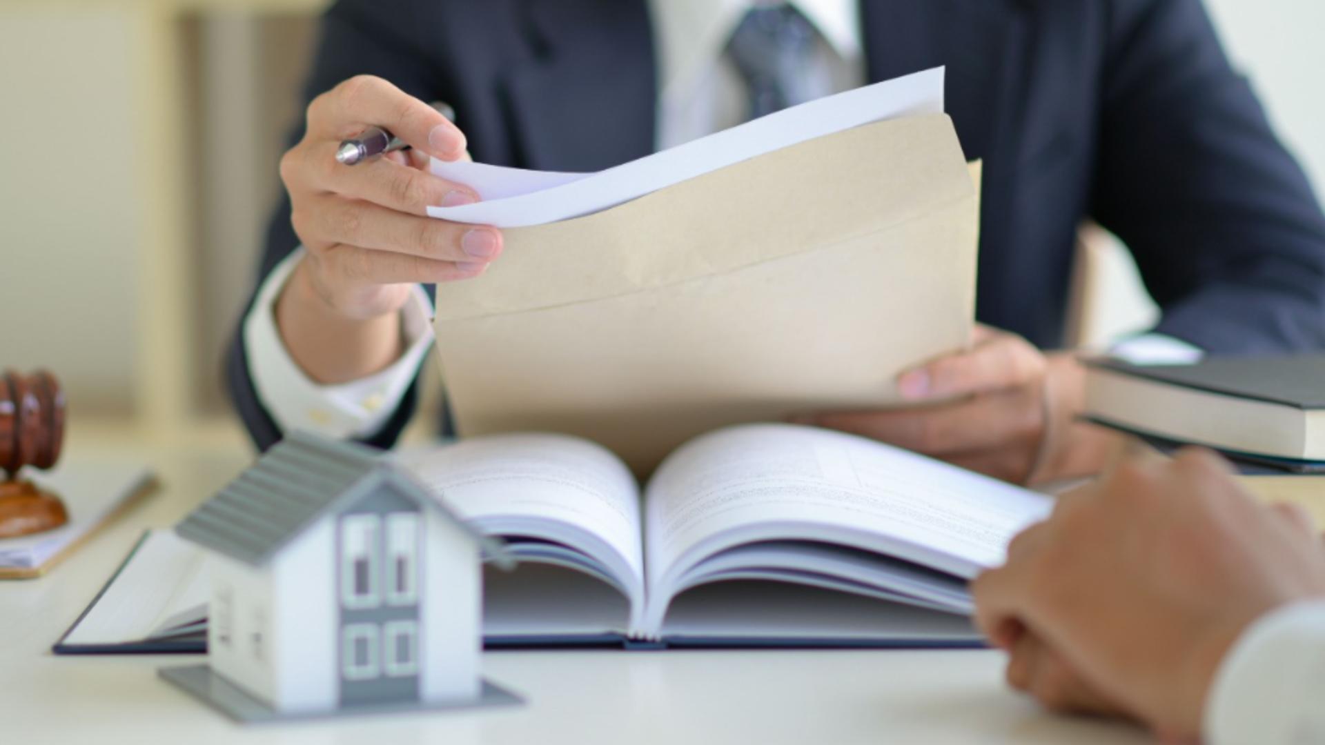 Oamenii lăsați fără locuri de muncă din cauza măsurilor lui Bolojan, executați silit din cauza datoriilor uriașe.