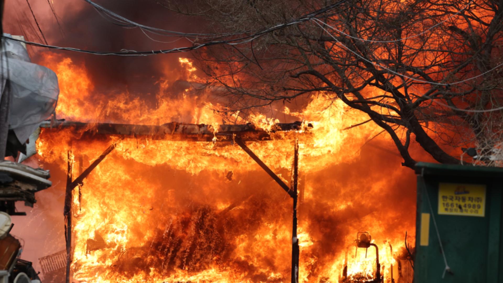 Incendiu puternic într-o zonă săracă din cartierul bogaților din Seul: zeci de oameni, evacuați/ Foto: X