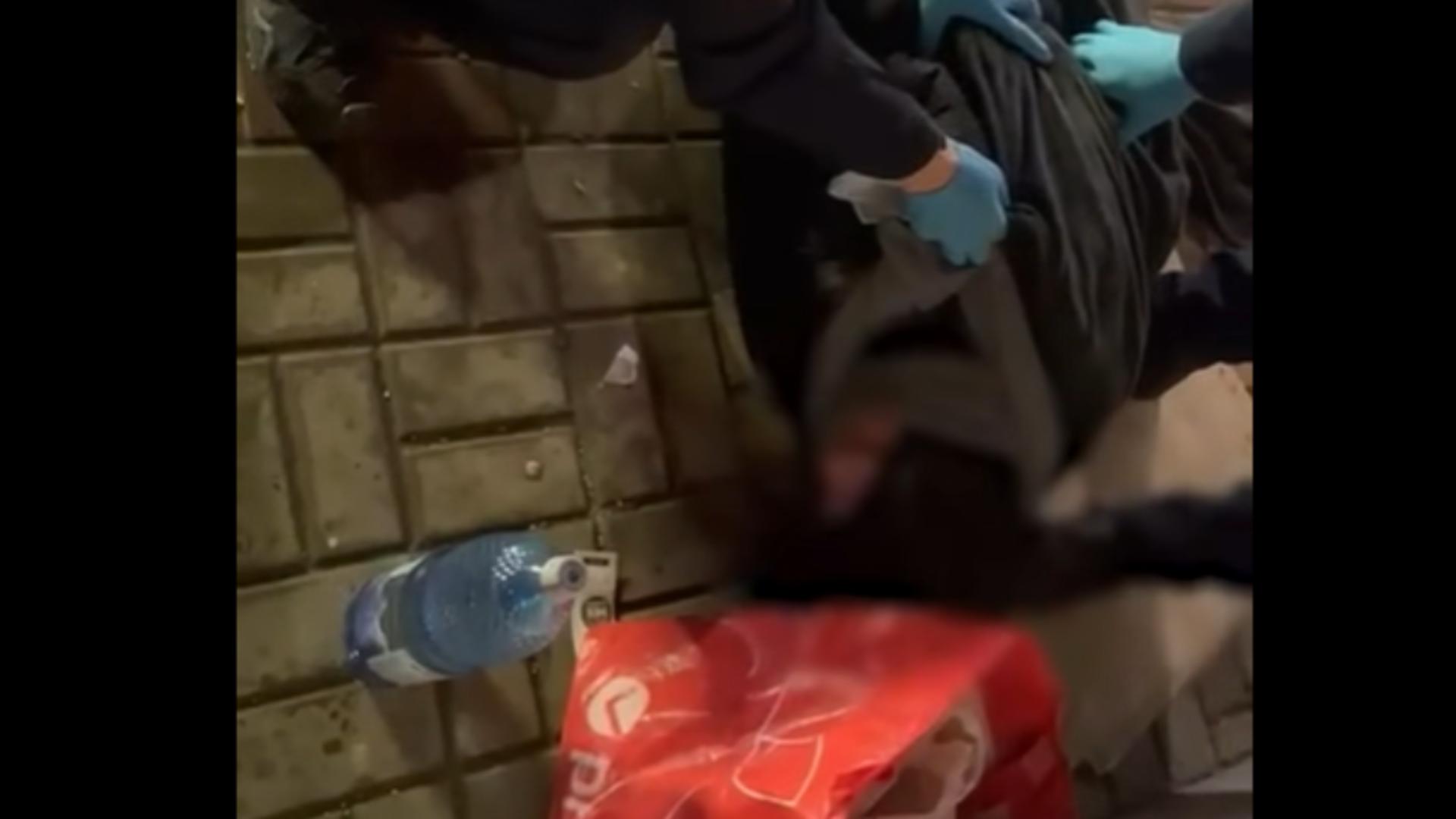 Botoșani: Femeie în hipotermie, salvată de jandarmi de pe trotuar/ Captură video 