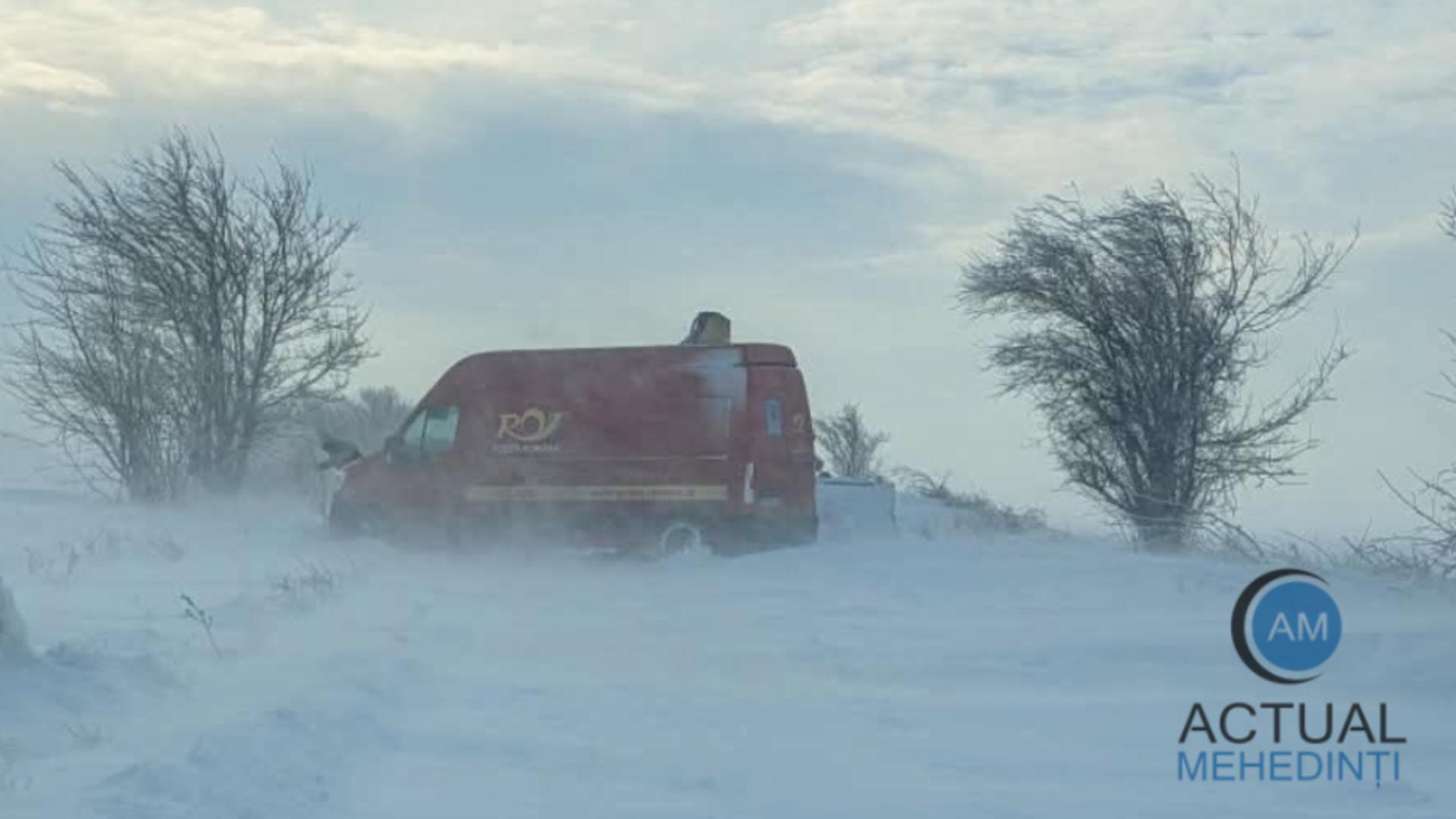 Mașină a Poștei Române, blocată în zăpadă în Mehedinți. Pensiile întârziate, distribuite de astăzi / Captură Actual Mehedinți