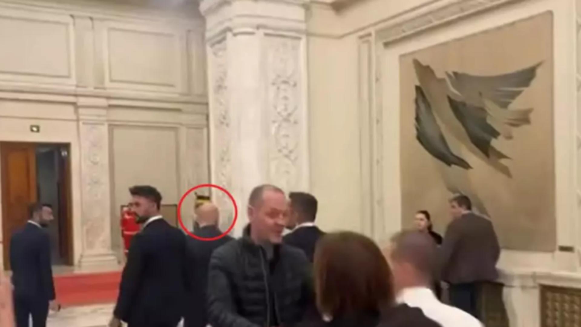 Ofițerul de presă al Guvernului, sancționat după incidentul cu jurnaliștii de pe holurile Parlamentului: salariul, redus cu 5%